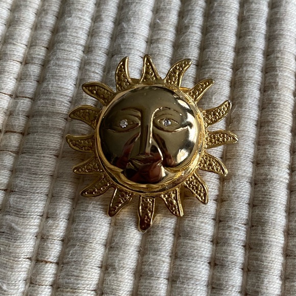 VINTAGE TEXTURED GOLD SUN FACE BROOCH PIN WITH DIAMOND EYES - Picture 7 of 14